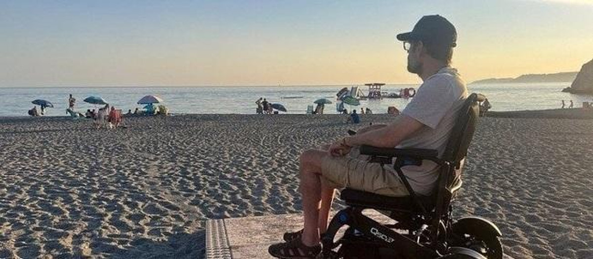 Marcelino es un vecino de Salobreña con esclerosis múltiple que pide una playa accesible