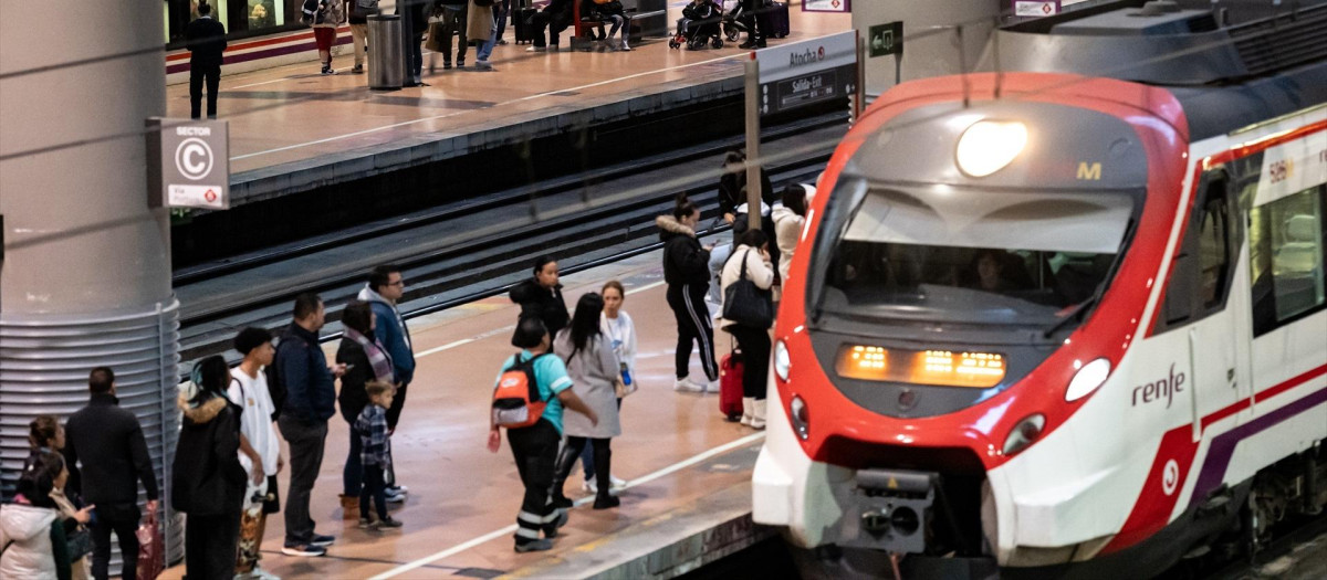 Varios pasajeros en la estación de Cercanías de Atocha