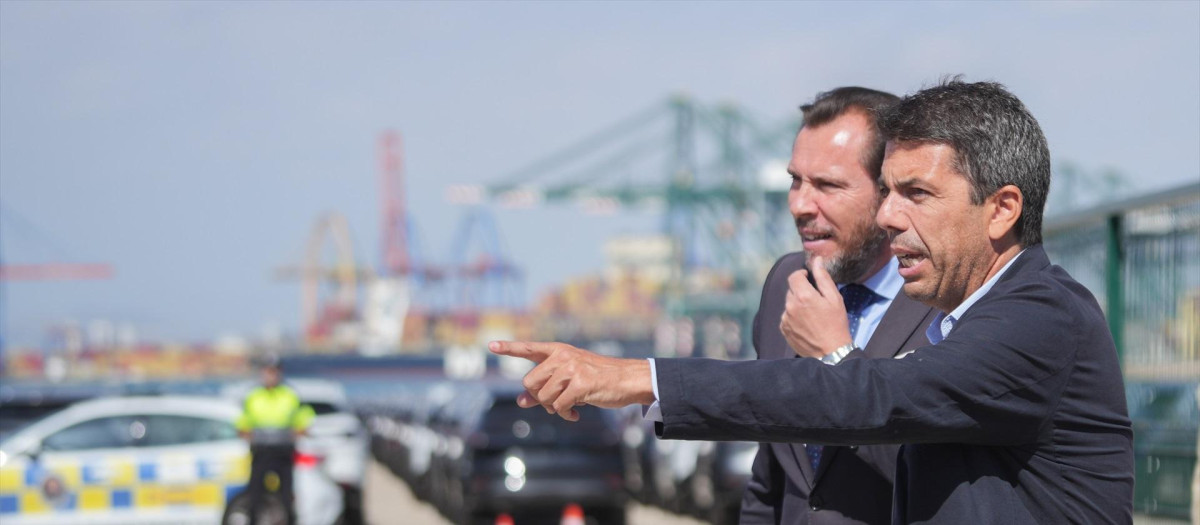 El presidente de la Comunidad Valenciana, Carlos Mazón, junto al ministro de Transportes, Óscar Puente