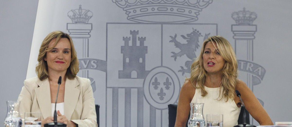 La vicepresidenta del Gobierno y ministra de Trabajo, Yolanda Díaz, y la ministra Portavoz, Pilar Alegría, en la rueda de prensa posterior al Consejo de Ministros