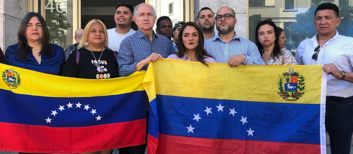 Los venezolanos reclaman su derecho al voto en el Consulado de Venezuela en Madrid