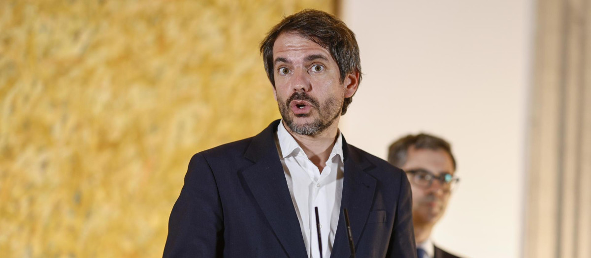 Ernest Urtasun en la rueda de prensa tras las conversaciones por el plan de regeneración democrática
