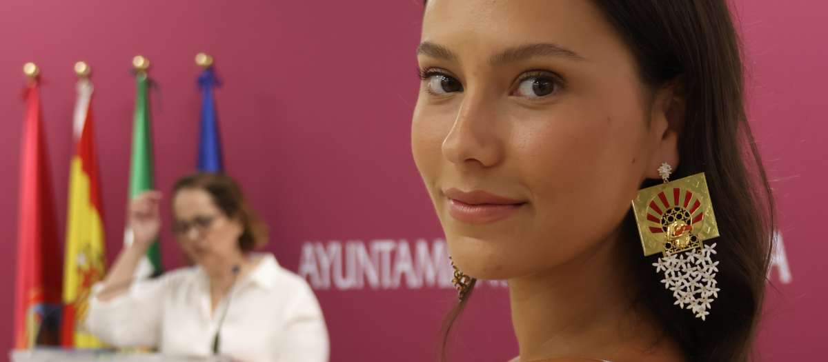 Una modelo luce los pendientes ganadores