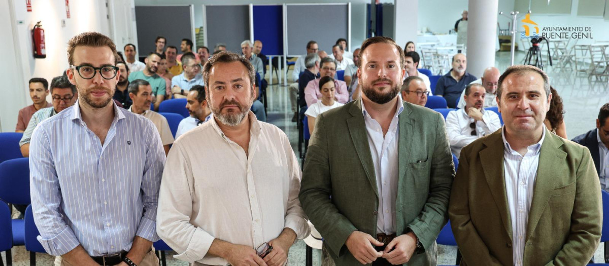 Medio centenar de empresarios y autónomos acuden a unas jornadas informativas organizadas en colaboración con ASOJEM y el Ayuntamiento de Puente Genil
