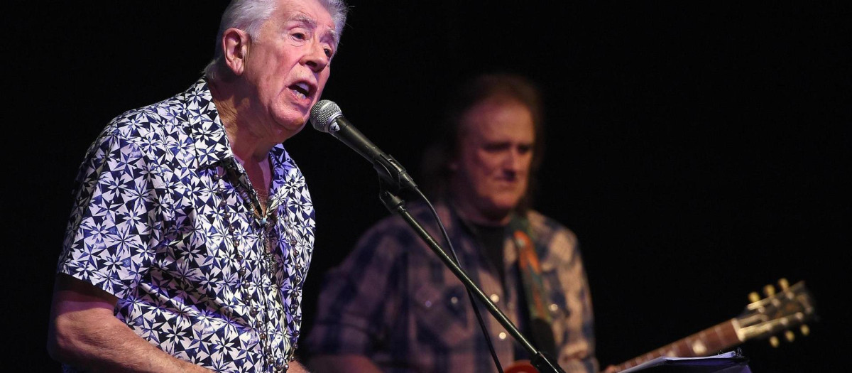 John Mayall durante un concierto en 2015