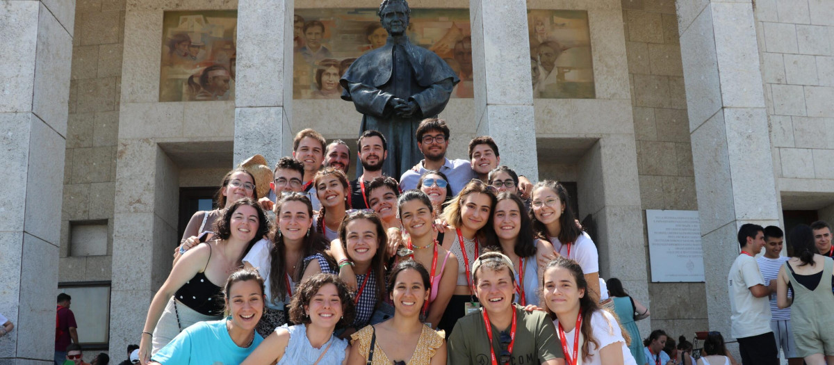 Numerosos jóvenes posan ante la estatua del fundador de los salesianos en Turín