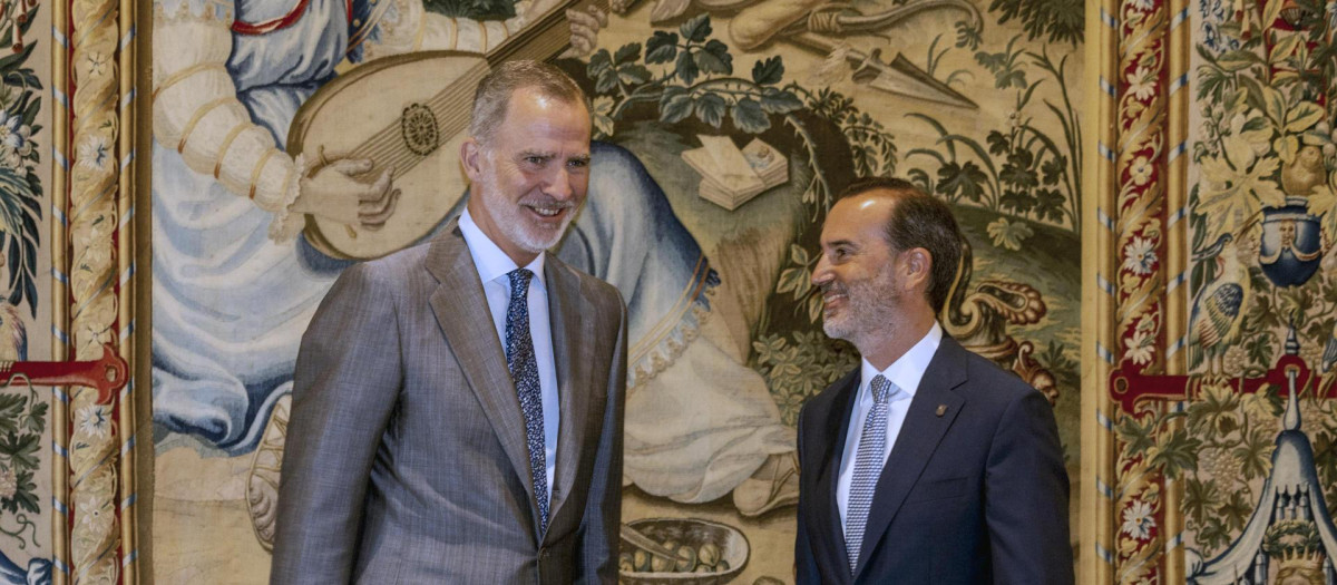 El Rey recibe en audiencia al presidente del Parlamento balear, Gabriel Le Senne, en el Palacio de la Almudaina