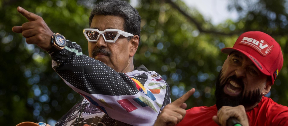 AMDEP3709. CARACAS (VENEZUELA), 16/07/2024.- El presidente de Venezuela y candidato reelección, Nicolás Maduro (i), participa en un acto de campaña este martes, en un sector popular en Caracas (Venezuela). Maduro invitó a sus seguidores a celebrar en el Palacio de Miraflores -sede del Gobierno-, en Caracas, su "triunfo" en las elecciones del 28 de julio, cuando competirá contra nueve opositores por el próximo sexenio en el poder. EFE/ Miguel Gutiérrez