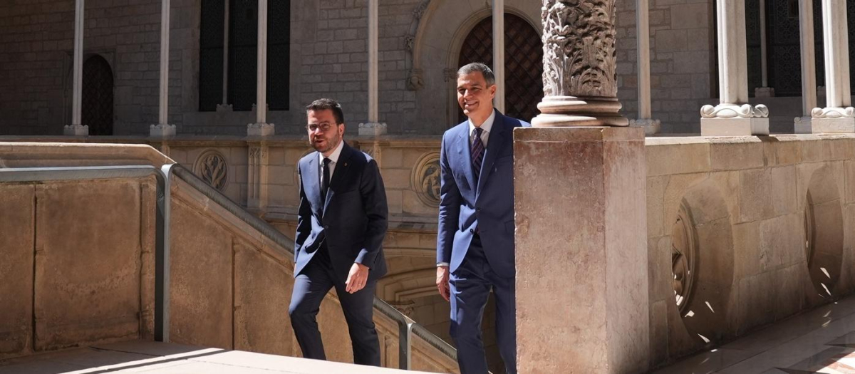 Pedro Sánchez y Pere Aragonès, a su llegada al Palacio de la Generalitat, este miércoles