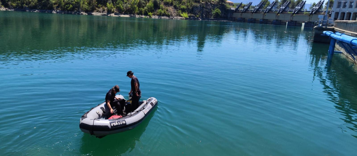 Agentes de los Mossos, durante la búsqueda en el pantano de Sant Antoni