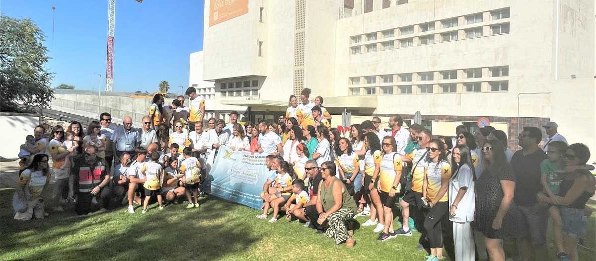 El Hospital Reina Sofía recibe al equipo del reto ‘Por la Sonrisa Infantil’ tras realizar 1.400 km para destinar fondos a investigación en cáncer infantil