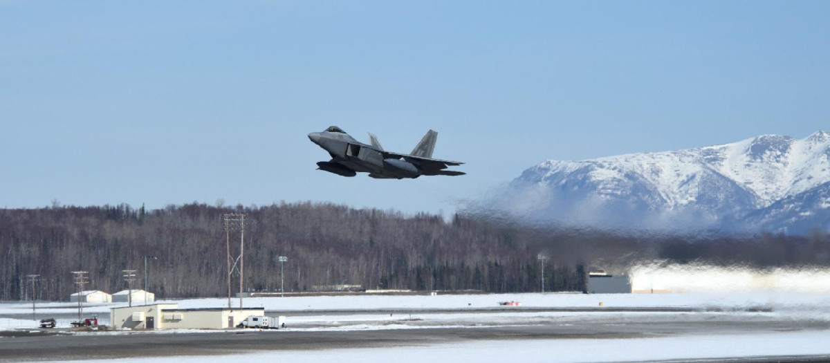 Un F-22 de la FF.AA de EE.UU. despega de una base aérea en Alaska