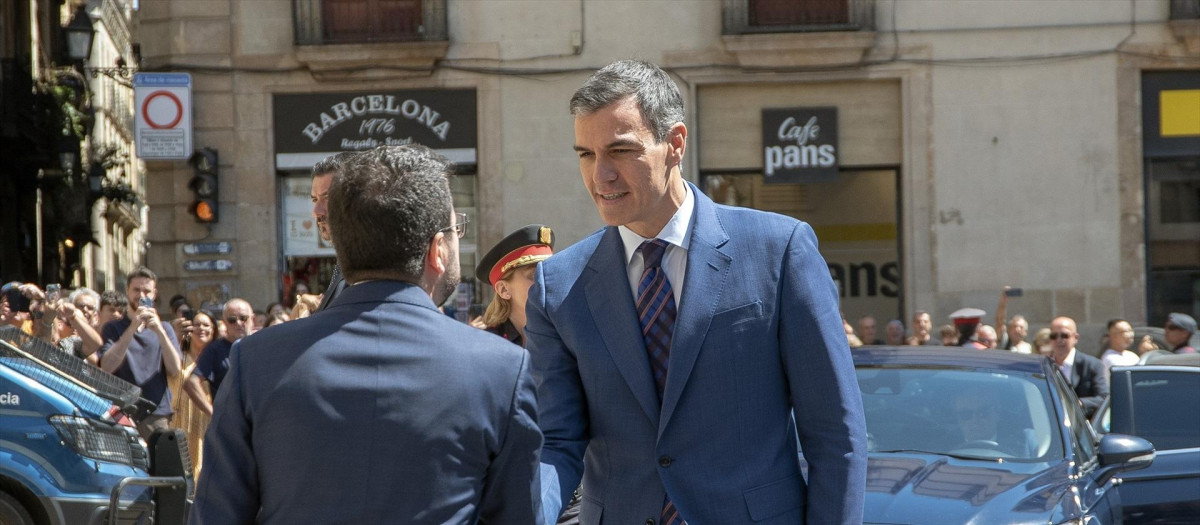 El presidente de la Generalitat en funciones, Pere Aragonès (i), y el presidente del Gobierno, Pedro Sánchez (d), se saludan a su llegada a su reunión en el Palau de la Generalitat, a 24 de julio de 2024, en Barcelona, Catalunya (España). Sánchez y Pere Aragonès se reúnen en Barcelona y posteriormente, firman el convenio de traspaso de la gestión del Ingreso Mínimo Vital a Catalunya. El encuentro se produce en la semana clave para desencallar las negociaciones entre socialistas y ERC para una posible investidura del líder del PSC, que debería tener lugar en los próximos días, antes de que termine el mes de julio. Esta es la primera vez que Sánchez y Aragonès se reúnen después de las elecciones autonómicas del 12M.
24 JULIO 2024;BARCELONA;CATALUNYA;SANCHEZ;ARAGONES;TRASPACIO INGRESO MINIMO VITAL
David Oller / Europa Press
24/7/2024
