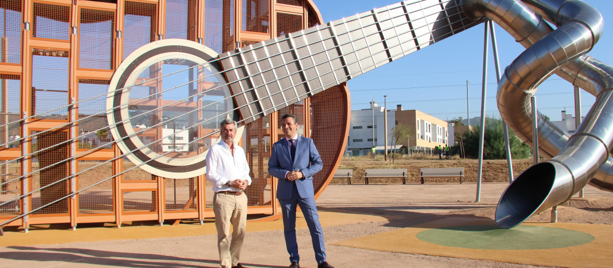 Miguel Ángel Torrico y José María bellido, con la guitarra-tobogán del nuevo parque.