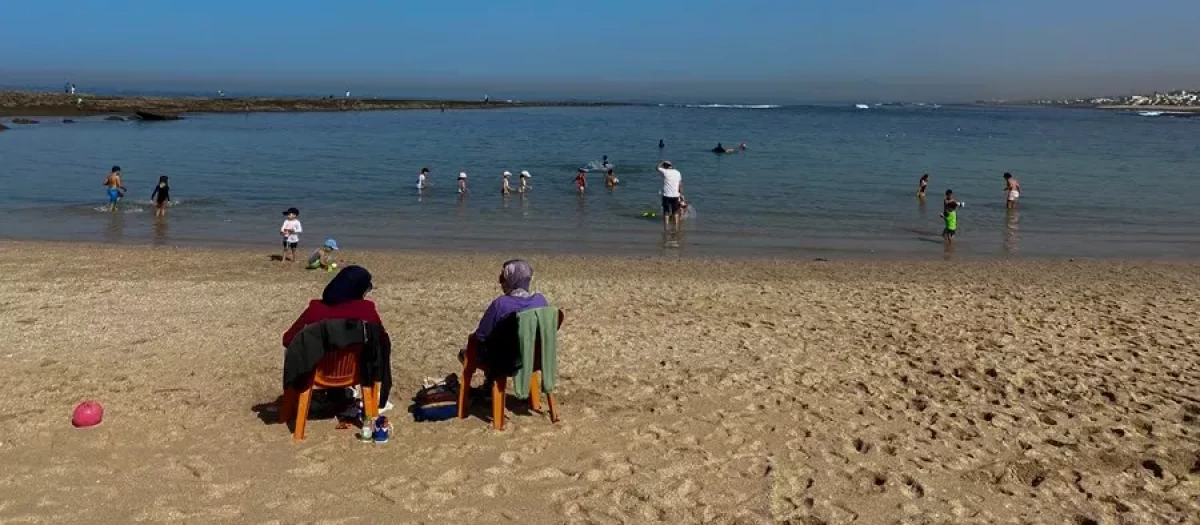 Imagen de archivo de varias familias en una playa de Marruecos