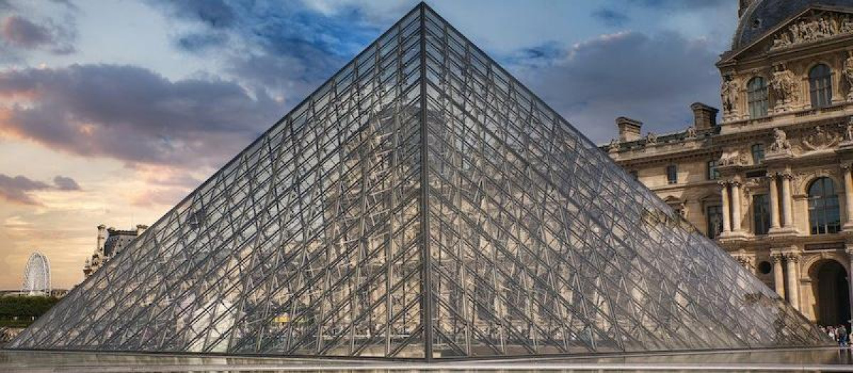 La famosa pirámide del Museo del Louvre