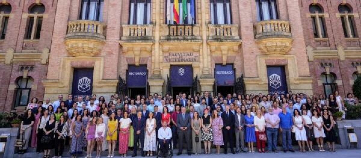 Foto de familia de las personas que hoy han tomado posesión de su cargo.