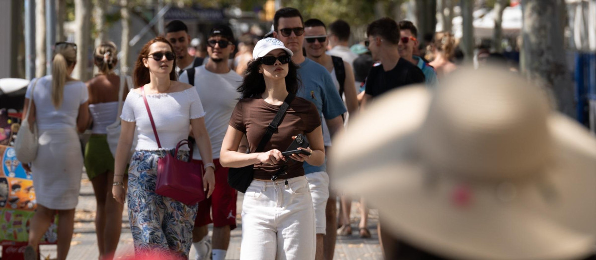 Varias personas pasean por la ciudad, a 17 de julio de 2024, en Barcelona, Catalunya (España). Según la Agencia Estatal de Meteorología (Aemet) Barcelona experimentará temperaturas elevadas que, junto con altos niveles de humedad, incrementarán la sensación térmica de calor.
17 JULIO 2024;OLA DE CALOR;BARCELONA;CALOR;HOT;SUDAR;BEBER AGUA;GORRO;SOL;TEMPERATURAS;ALTAS;
David Zorrakino / Europa Press
17/7/2024
