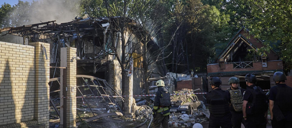 Trabajos de rescate en un edificio de Járkiv afectado por un ataque ruso