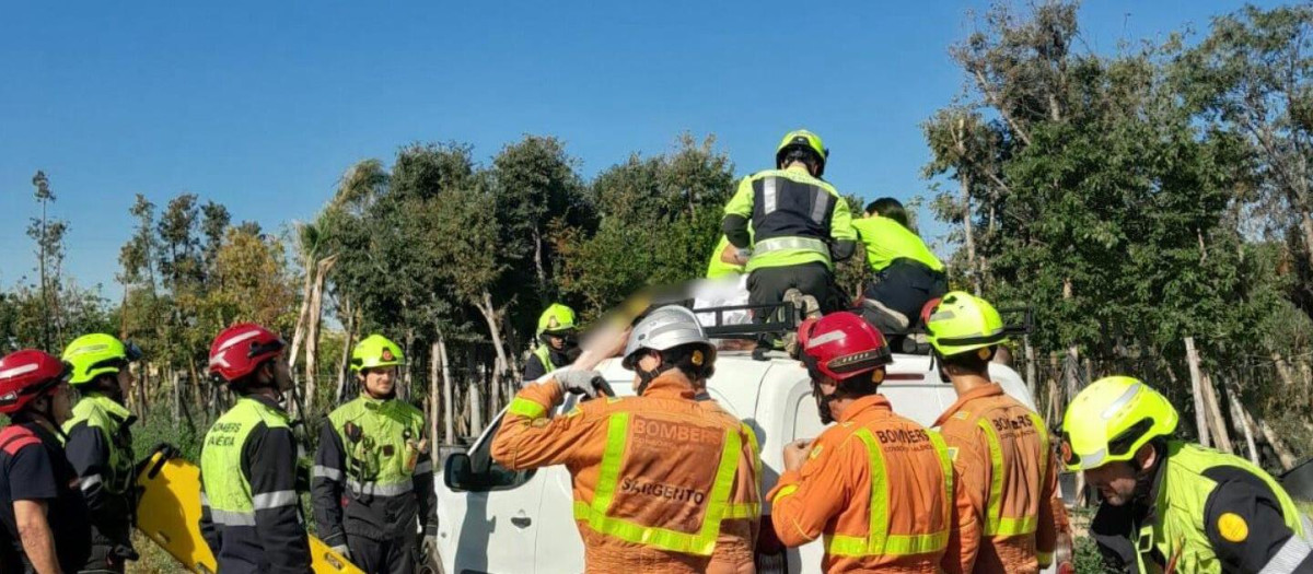 Momento del rescate de un ciclista encajado en la baca de una furgoneta