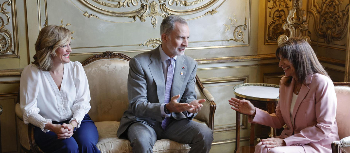 El Rey recibe en audiencia a la alcaldesa de París, Anne Hidalgo, este viernes en la Residencia de la embajada de España en París