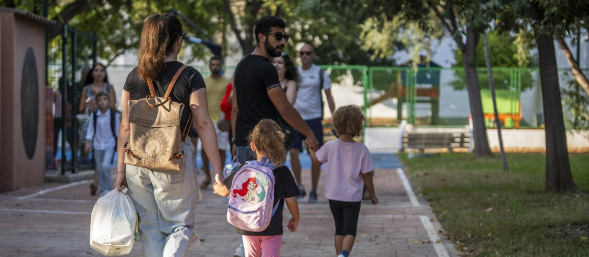 Unos padres llevan a sus hijos a un colegio público en Quart de Poblet, Valencia