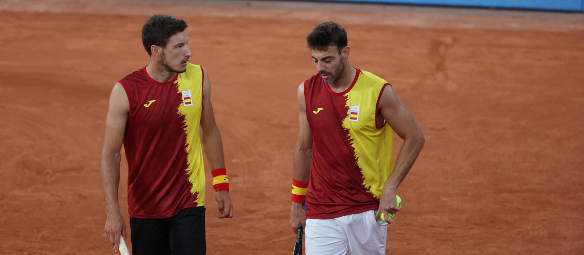 El dueto español, formado por Marcel Granollers (d) y Pablo Carreño (i), durante un entrenamiento ante sus compañeros, Rafa Nadal y Carlos Alcaraz