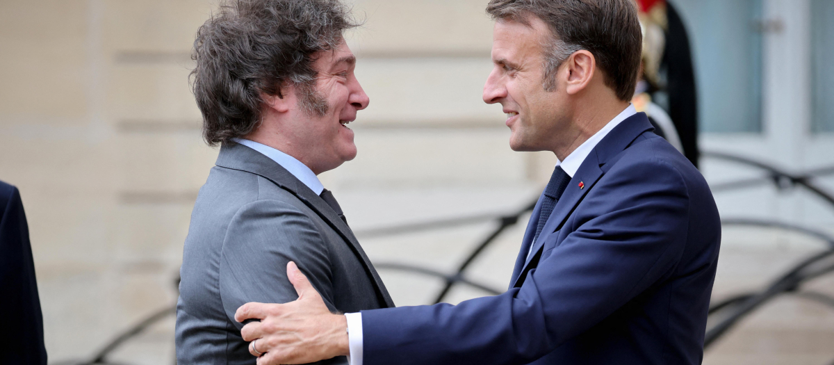 El presidente de Francia Emmanuel Macron recibe al presidente de Argentina Javier Milei