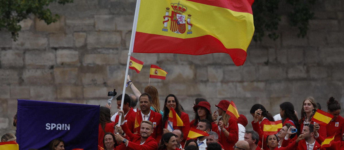 Los abanderados de España la regatista Támara Echegoyen (c-i) y el piragüista Marcus Cooper (c-d) junto al resto de la delegación durante el desfile por el río Sena, en el marco de la ceremonia de inauguración de los Juegos Olímpicos de París 2024, este viernes en la capital francesa. EFE/Julio Muñoz