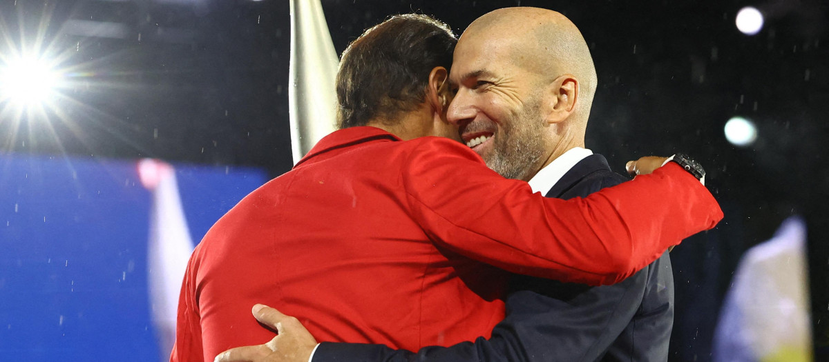 Rafa Nadal y Zinedine Zidane se abrazan en uno de los últimos relevos de la antorcha olímpica