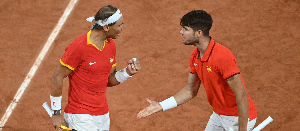 Carlos Alcaraz y Rafa Nadal se animan durante el partido