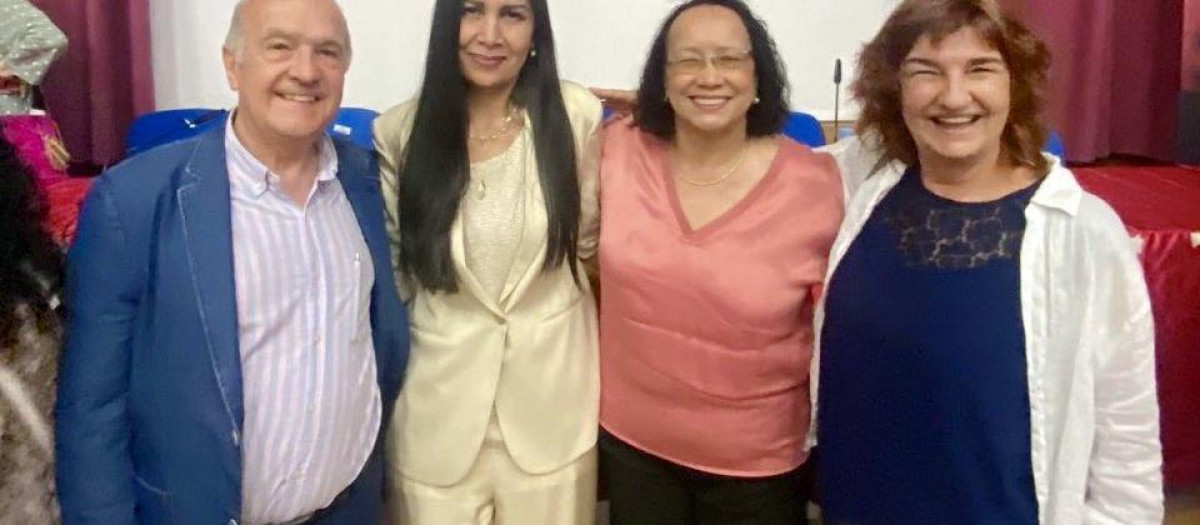 Fullaondo (primera por la derecha) participó en Madrid a un "acto de solidaridad con la Revolución Bolivariana