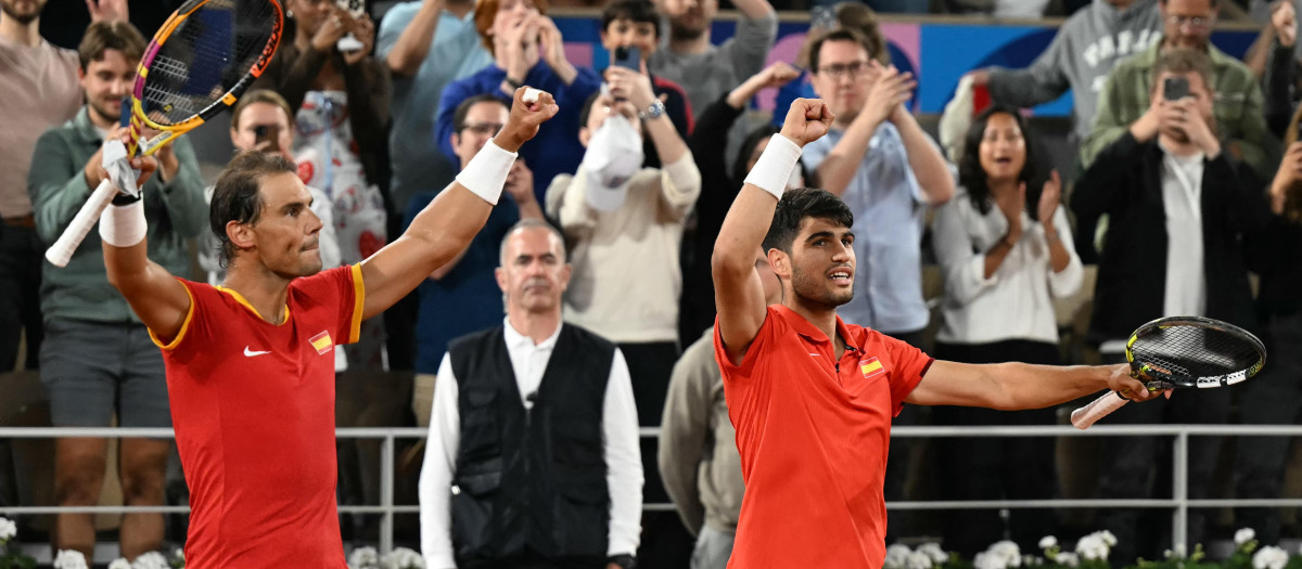 Rafa Nadal y Carlos Alcaraz celebran su victoria en los Juegos Olímpicos