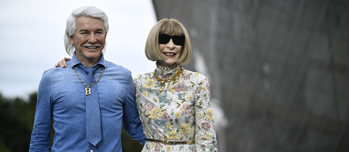 Anna Wintour, junto a Baz Luhrmann, frente a la torre Eiffel de París