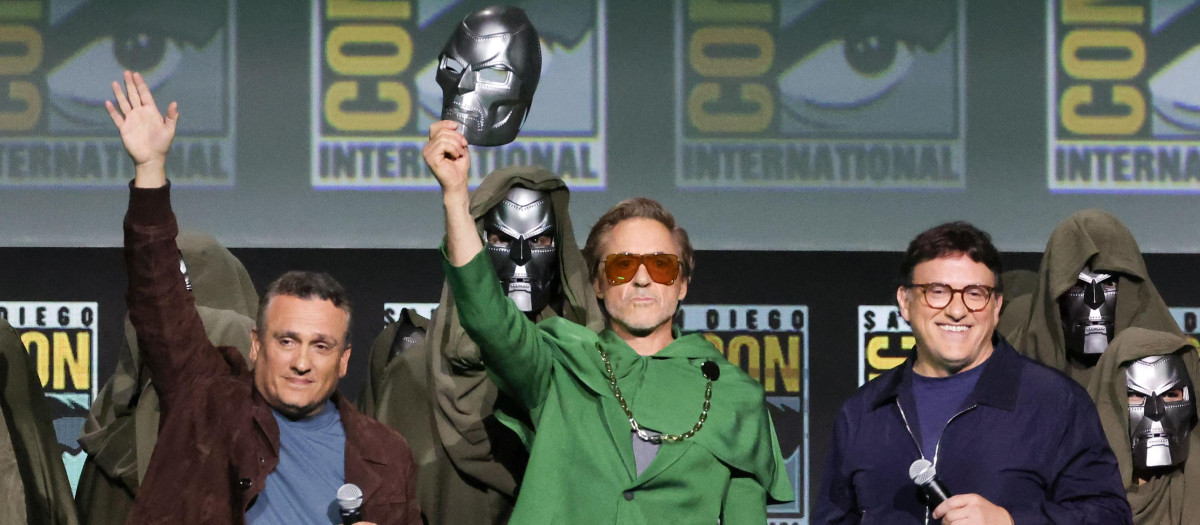 Robert Downey Jr. con los directores y hermanos Russo, anunciando el plan de Marvel en la Comic-Con en San Diego (California)