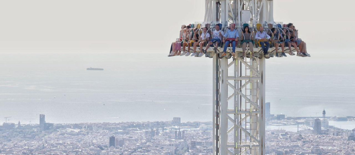 Un momento del viaje inaugural de Merlí, en el Tibidabo