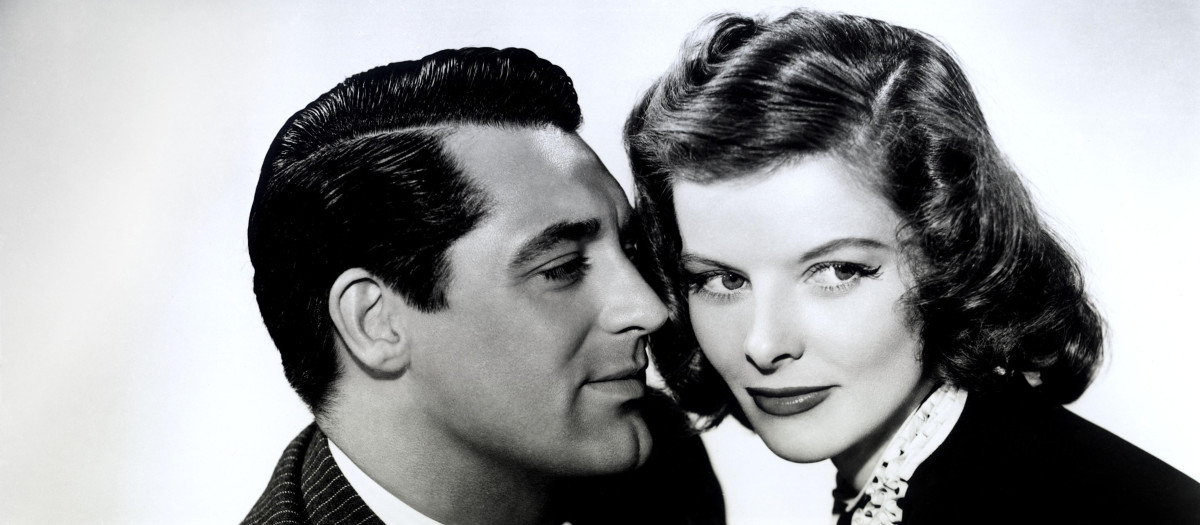 El actor Cary Grant posando junto a Katharine Hepburn