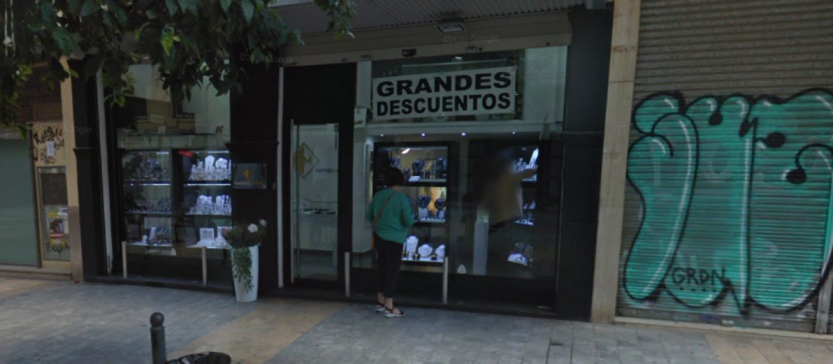 Imagen de una mujer observando un comercio local