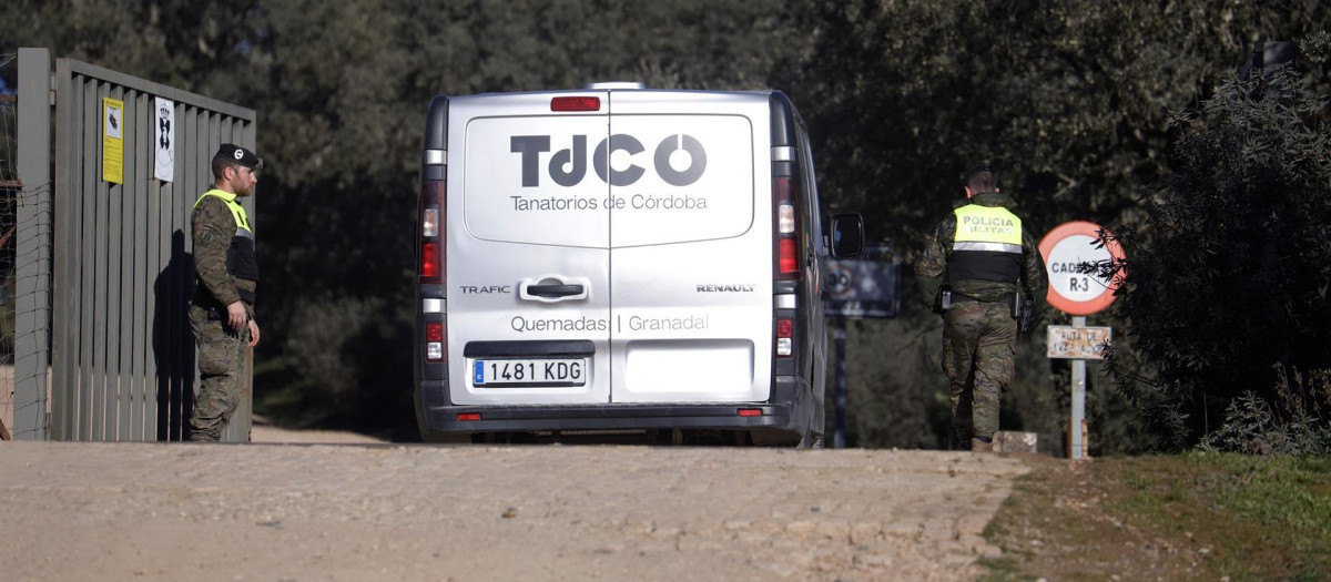 Un vehículo del tanatorio de Córdoba entra en la base de la Brigada "Guzmán el Bueno" X de Cerro Muriano, tras el hallazgo del cuerpo sin vida de uno de los dos militares