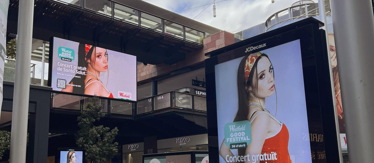 Carteles anunciando un concierto en el centro comercial Westfield La Maquinista, en Barcelona