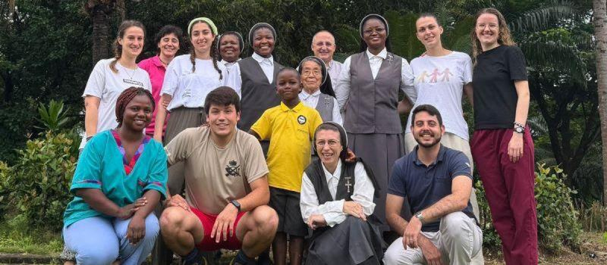 Los jóvenes madrileños, mezclados entre las religiosas de Costa de Marfil