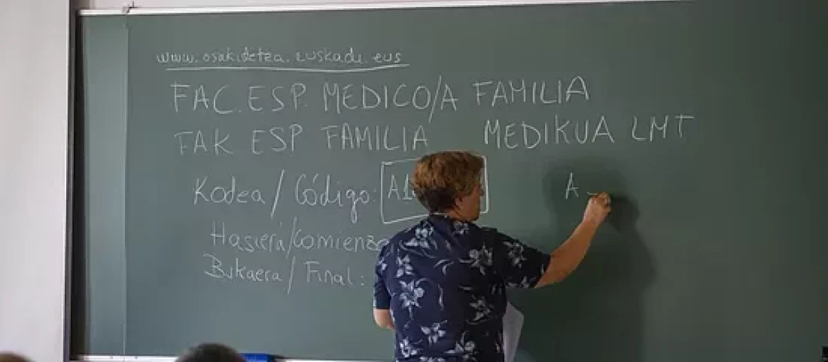 Una profesora escribe en la pizarra en euskera