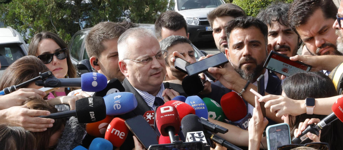 Javier María Pérez Roldán, abogado de Hazte Oír, atiende a los medios a las puertas de Moncloa