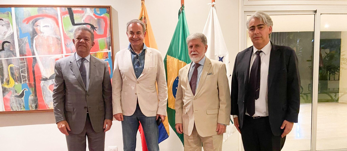 De D. a Iz. Leonel Fernández (R. Dominicana), Zapatero, Celso Amorim (Brasil) y Marco Enríquez-Ominami (Chile)