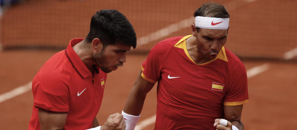 Rafa Nadal y Carlos Alcaraz celebran un punto ante la pareja de Países Bajos