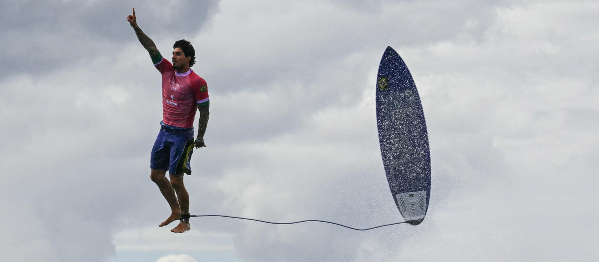 El brasileño Gabriel Medina reacciona después de recibir una gran ola en la quinta serie de la ronda 3 de surf masculino