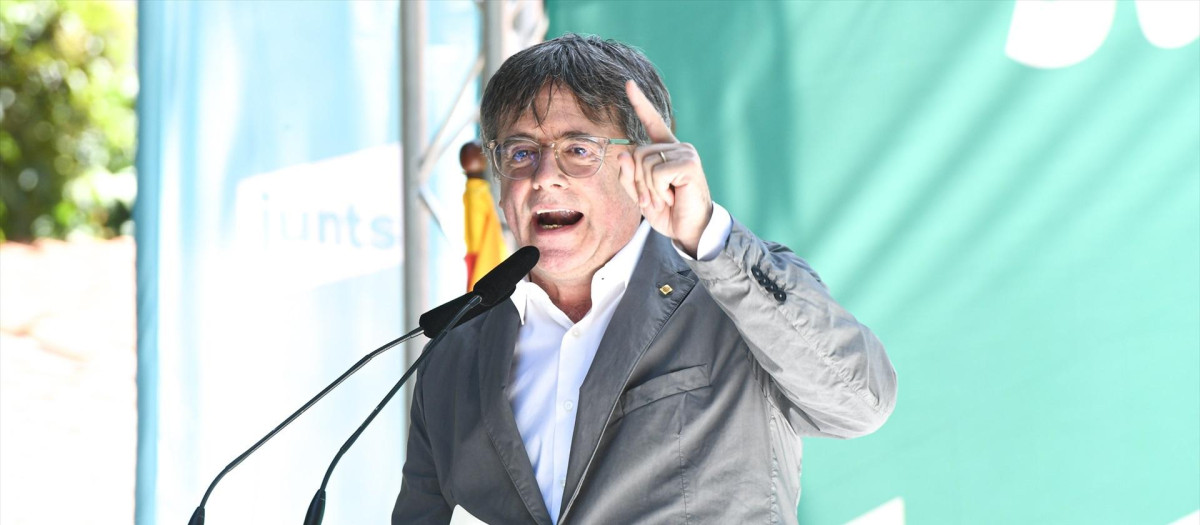 El expresidente de la Generalitat de Catalunya, Carles Puigdemont, interviene durante el acto de celebración del cuarto aniversario de la fundación de Junts, en el Théâtre de Verdure, a 27 de julio de 2024, en Amélie-les-Bains-Palalda (Francia). Junts per Catalunya celebra su cuarto aniversario con este acto, en el que la formación arropa al expresidente catalán Carles Puigdemont, a quien no se le ha aplicado todavía la ley de amnistía. La celebración coincide con el tramo final de las negociaciones entre el PSC y ERC para facilitar la investidura de Salvador Illa como presidente de la Generalitat de Catalunya.
27 JULIO 2024;JUNTS;AMNISTÍA;INVESTIDURA;PRESIDENTE;GENERALITAT
Glòria Sánchez / Europa Press
27/7/2024