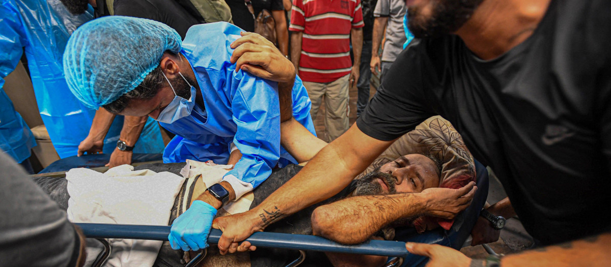 Un hombre herido tras un ataque israelí contra un edificio en el suburbio del sur de Beirut