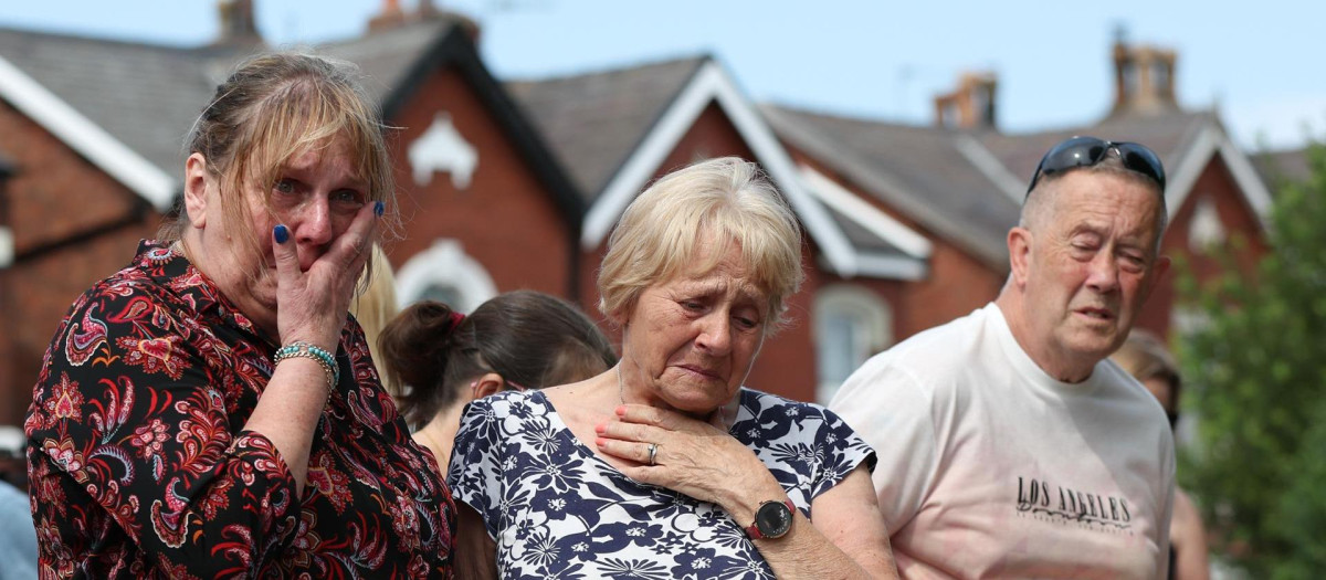 Vecinos en el lugar donde se produjo el apuñalamiento de ocho personas en Hart Street en Southport, Gran Bretaña