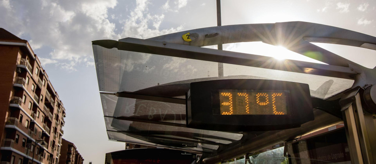 LOGROÑO, 30/07/2024.- Altas temperaturas reflejadas en el termómetro de una marquesina este martes en Logroño. La tercera ola de calor de este verano dejará hasta 40º en La Rioja. El desplazamiento del anticiclón africano hacia la península dará paso desde hoy y hasta el jueves a una gran estabilidad, lo que unido a la alta insolación, ausencia de nubes y vientos flojos o en calma darán lugar a la tercera ola de calor de este verano, con temperaturas de hasta 40 grados en La Rioja y 42 en amplias zonas de la mitad sur y este peninsular y Baleares. EFE/ Raquel Manzanares